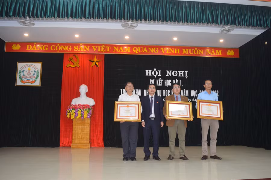 Các tập thể, cá nhân nhận bằng khen vì đạt thành tích xuất sắc trong năm học 2020-2021.