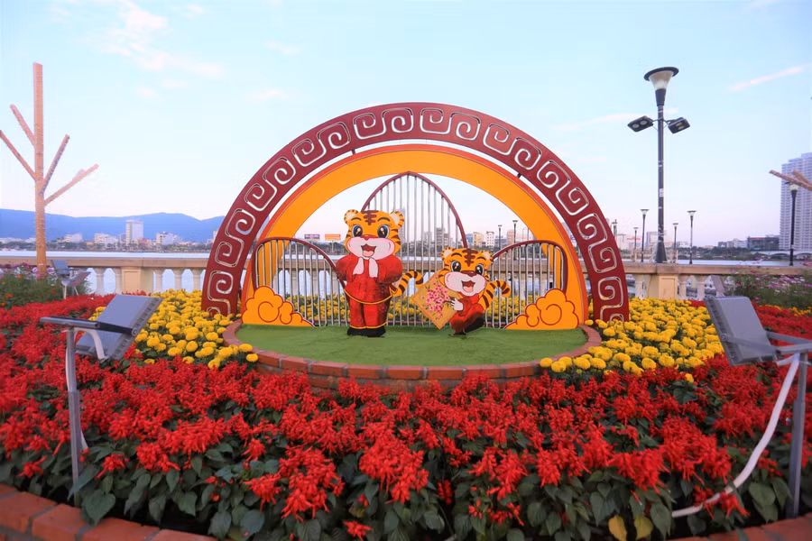Đường hoa được đặt ở dọc tuyến đường Bạch Đằng với nhiều cụm tiểu cảnh xen vào điểm nhấn là những linh vật hổ với nhiều hình dáng độc đáo, đa dạng sắc màu.