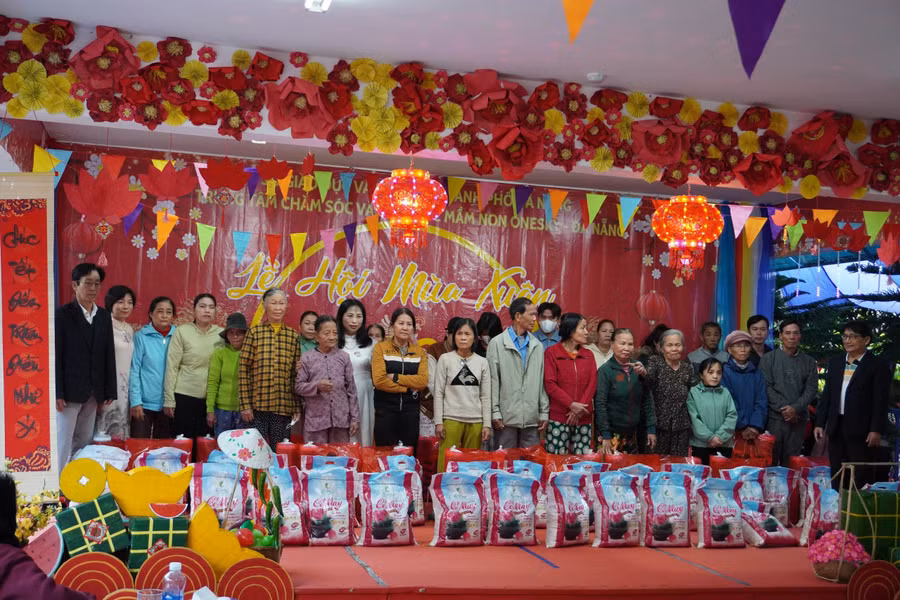 Trao nhiều phần quà đến phụ huynh là công nhân khó khăn có con đang học tại Trung tâm. Cùng với đó trao nhiều phần quà cho các hộ dân khó khăn tại địa bàn. Trao nhiều phần quà đến phụ huynh là công nhân khó khăn có con đang học tại Trung tâm. Cùng với đó trao nhiều phần quà cho các hộ dân khó khăn tại địa bàn.
