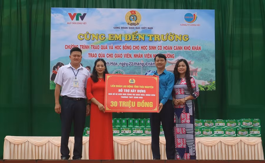 Ông Phạm Việt Dũng, Chủ tịch Liên đoàn Lao động Tỉnh Thái Nguyên trao hỗ trợ cho cán bộ, giáo viên trường THPT Định Hóa.