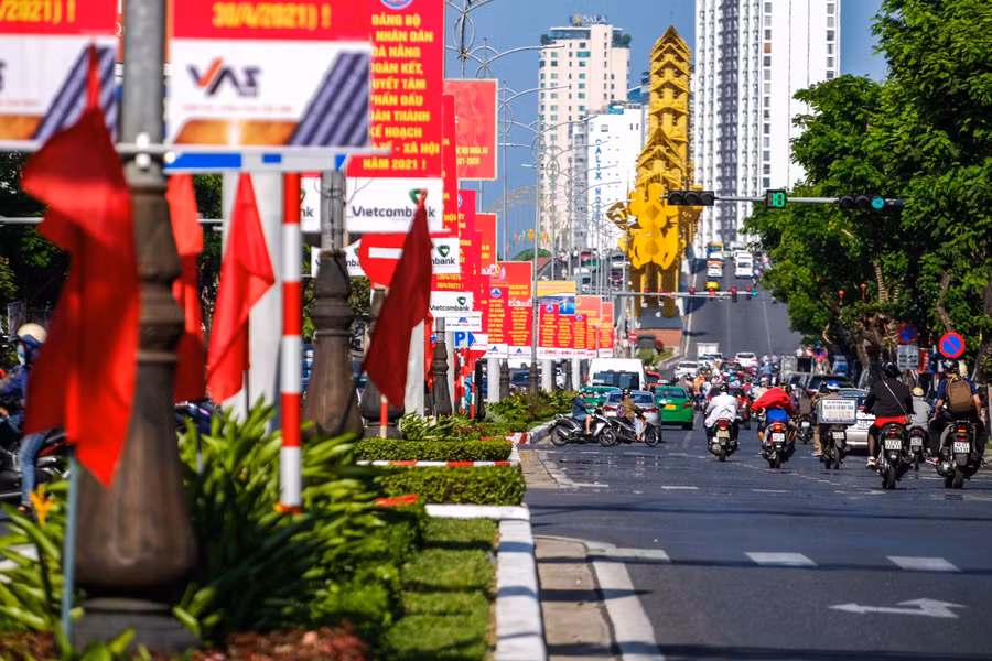 Trước ngày kỷ niệm 46 năm Ngày Giải phóng miền Nam thống nhất đất nước, nhiều con phố của TP Đà Nẵng rực rỡ băng rôn, khẩu hiệu để chào mừng sự kiện trọng đại của đất nước.