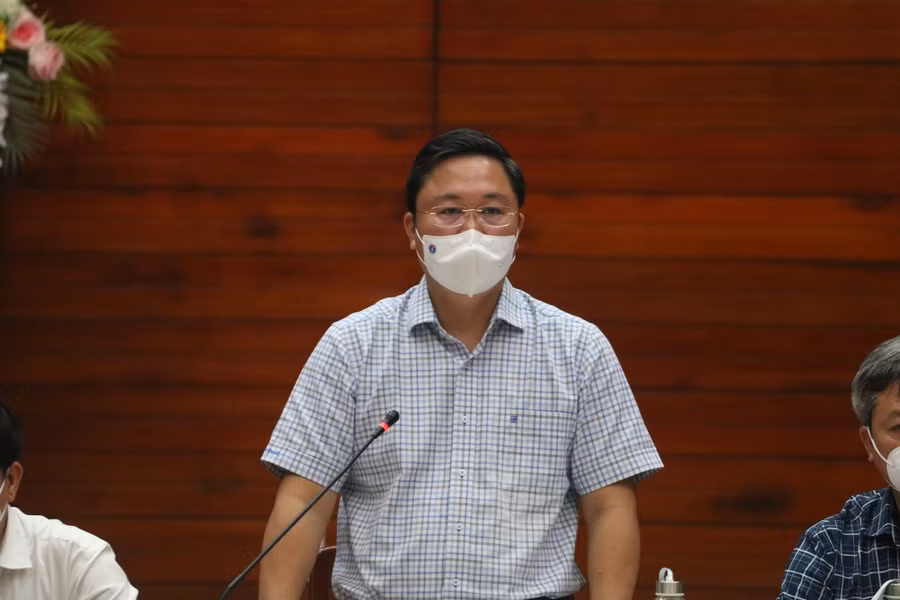 Ông Lê Trí Thanh - Chủ tịch UBND tỉnh Quảng Nam, chia sẻ nỗi đau mất với các nạn nhân mất người thân trong vụ chìm ca nô.