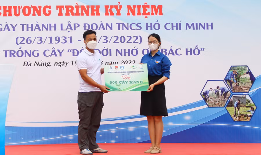 Trung tâm bảo tồn đa dạng sinh học Nước Việt Xanh tặng 600 cây xanh cho Đoàn Thanh niên – Hội Sinh viên Đại học Đà Nẵng.