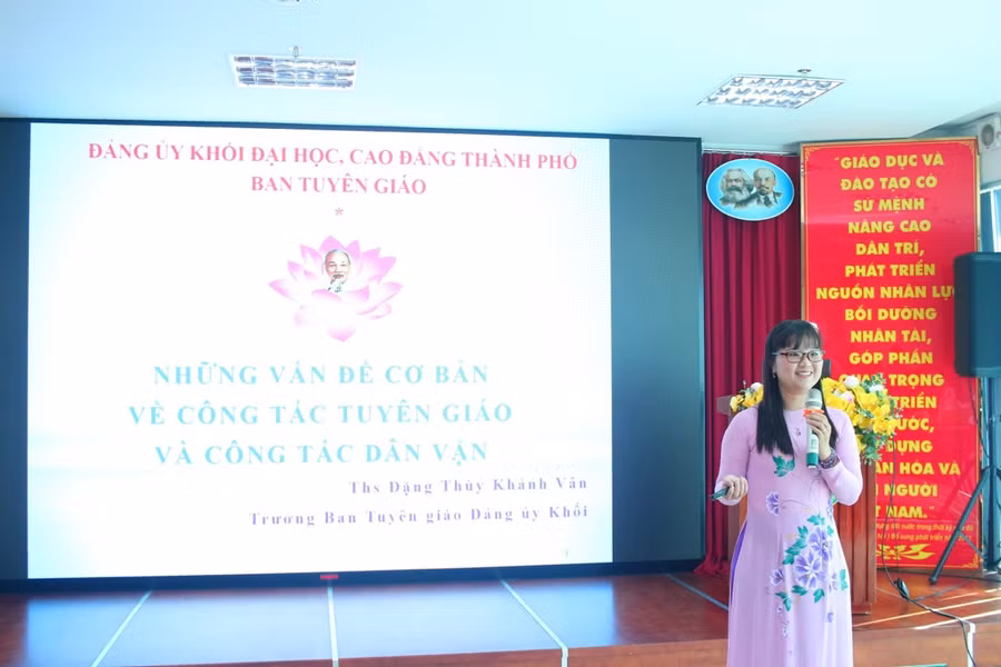 Bà Đặng Thùy Khánh Vân, Trưởng ban Tuyên giáo Đảng ủy Khối tập huấn công tác tuyên giáo và công tác dân vận. (Ảnh: Khánh Huy). Bà Đặng Thùy Khánh Vân, Trưởng ban Tuyên giáo Đảng ủy Khối tập huấn công tác tuyên giáo và công tác dân vận. (Ảnh: Khánh Huy).
