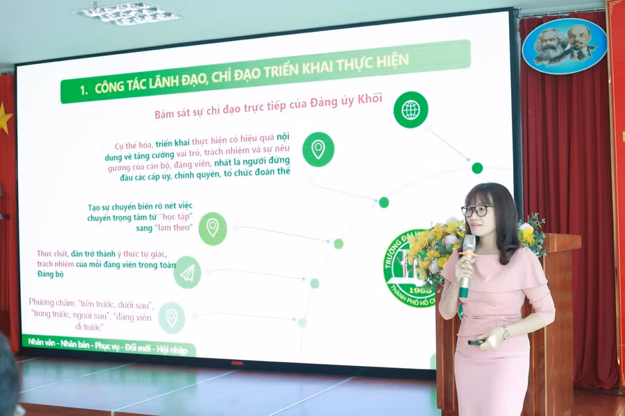 Bà Hoàng Thị Mỹ Hương - Ủy viên Ban Thường vụ, Tổ trưởng Tổ Tuyên giáo Đảng ủy báo cáo sơ kết 3 năm thực hiện Kết luận số 01-KL/TW. (Ảnh: Khánh Huy). Bà Hoàng Thị Mỹ Hương - Ủy viên Ban Thường vụ, Tổ trưởng Tổ Tuyên giáo Đảng ủy báo cáo sơ kết 3 năm thực hiện Kết luận số 01-KL/TW. (Ảnh: Khánh Huy).
