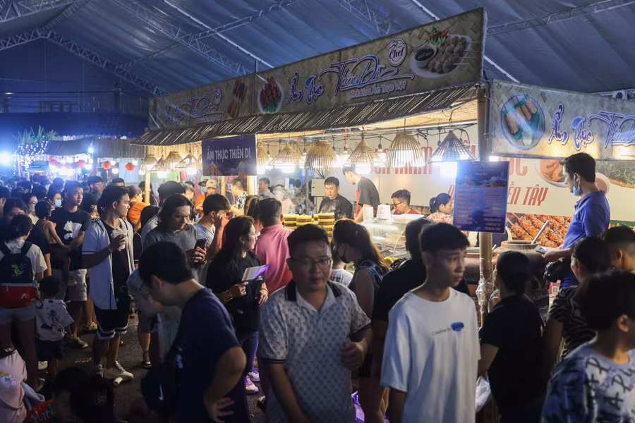 Người dân trải nghiệm không gian ẩm thực nằm trong khuôn khổ Lễ hội sông nước TPHCM 2024 (đường Lê Lợi, Quận 1). Ảnh: Cẩm Anh. Người dân trải nghiệm không gian ẩm thực nằm trong khuôn khổ Lễ hội sông nước TPHCM 2024 (đường Lê Lợi, Quận 1). Ảnh: Cẩm Anh.