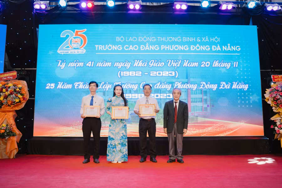 GS.TSKH Phan Quang Xưng - Hiệu trưởng Trường Cao đẳng Phương Đông Đà Nẵng trao Giấy khen cho cá nhân.