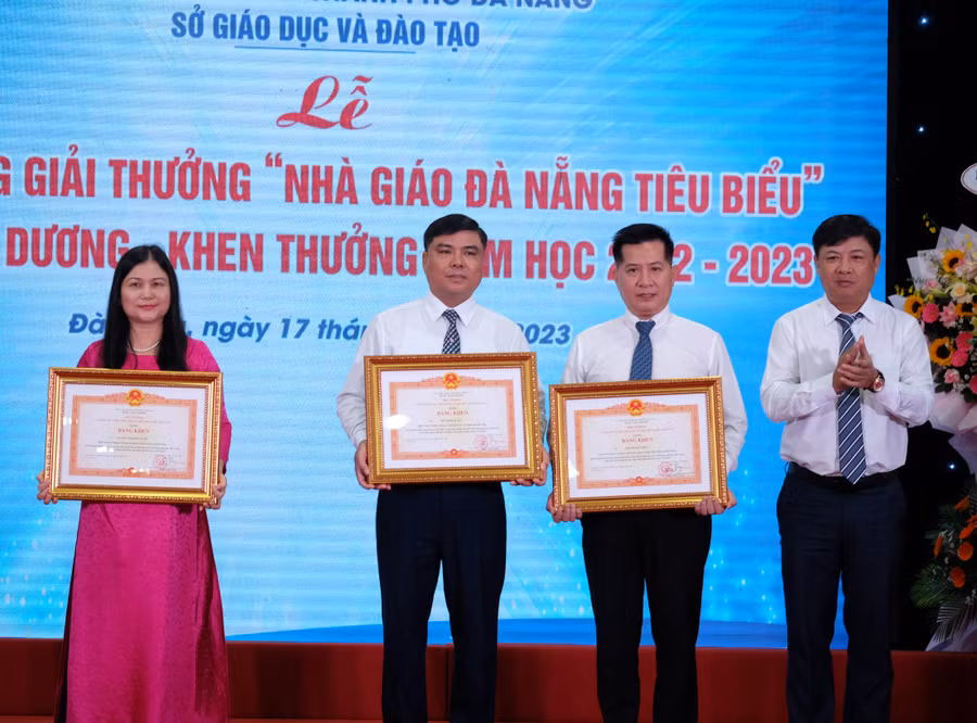 Ông Lương Nguyễn Minh Triết - Phó Bí thư thường trực Thành ủy, Chủ tịch HĐND TP Đà Nẵng trao Bằng khen của Thủ tướng Chính phủ cho các cá nhân. (Ảnh: Hoàng Vinh)