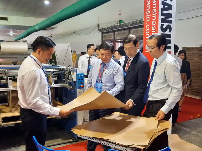 Các đại biểu tham quan các gian hàng trưng bày sản phẩm tại Triển lãm