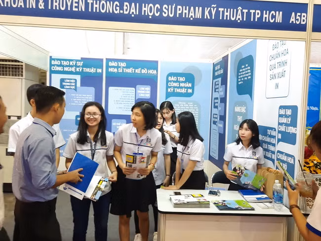 Sinh viên khoa in Trường ĐH SP Kỹ thuật TPHCM rất hào hứng khi tham dự triển lãm