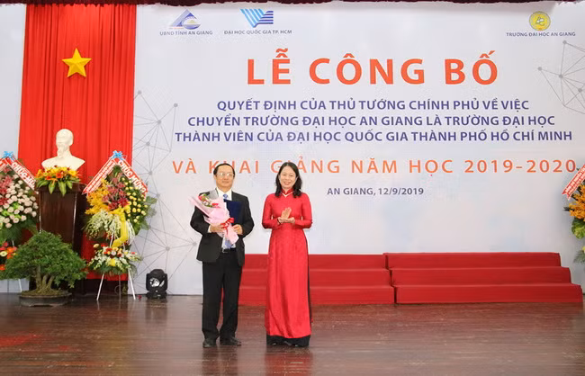 Bà Võ Thị Ánh Xuân – Bí thư Tỉnh ủy An Giang tặng hoa PGS TS. Huỳnh Thành Đạt – Giám đốc ĐH Quốc gia TP.HCM