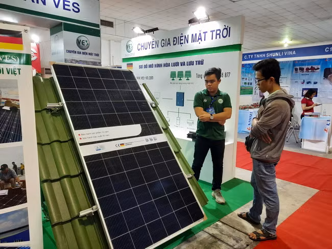 Khách tham quan các gian hàng trưng bày công nghệ điện năng lượng mặt trời tại Triển lãm