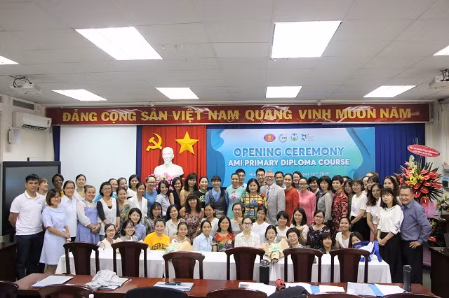 Các học viên khóa đào tạo giáo viên Montessori Casa 3-6 chụp ảnh lưu niệm với các đại biểu.(Ảnh: Y.Thi) Các học viên khóa đào tạo giáo viên Montessori Casa 3-6 chụp ảnh lưu niệm với các đại biểu.(Ảnh: Y.Thi)