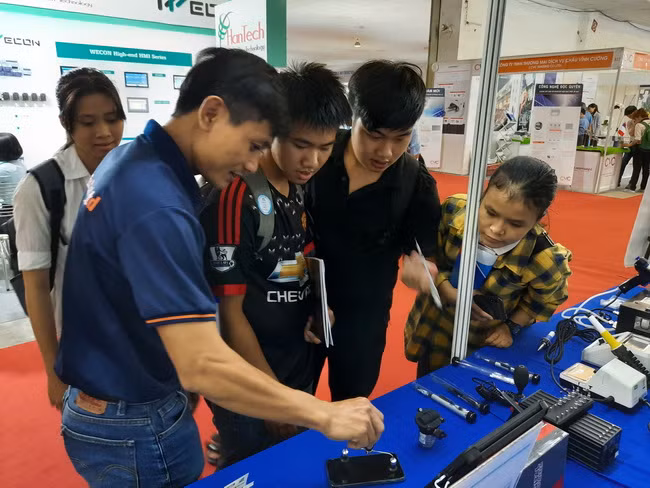Các sinh viên đến tham quan và trải nghiệm tại triển lãm