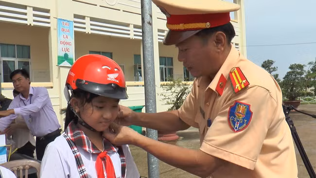 Bạc Liêu: Cảnh sát giao thông tặng mũ bảo hiểm cho học sinh nghèo