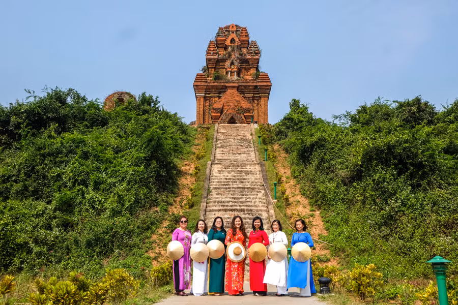 Tháp Chính (Kalan) nằm trên đỉnh đồi là ngôi tháp lớn và cao nhất trong 4 tháp hiện còn lại trong khu di tích. Tháp cao khoảng 29,6m có bình đồ hình vuông, mỗi cạnh dài 12m, độ dày của tường tháp là 3m, trong lòng tháp mỗi cạnh dài 5,5m. Ảnh: Hoàng Vinh.