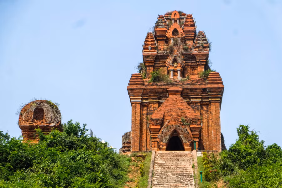 Tháp Bánh Ít là quần thể kiến trúc độc đáo, có giá trị nghệ thuật cao và được xem là kiệt tác trong nghệ thuật kiến trúc Chăm pa. Ảnh: Hoàng Vinh.