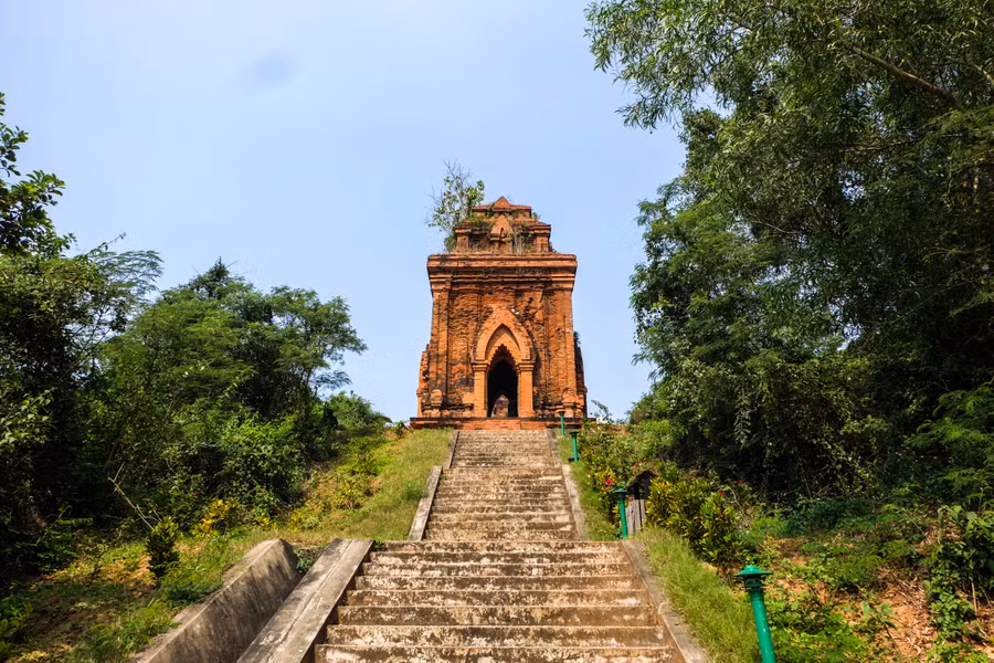 Tháp Cổng (Gopura) nằm ở phía Đông có hình dáng và cấu trúc như tháp Chính, nhưng nhỏ hơn, ít chi tiết hơn. Tháp là một kiến trúc bằng gạch, cao 13m, xây dựng trên bình đồ hình vuông, mỗi cạnh dài 7m. Ảnh: Hoàng Vinh.