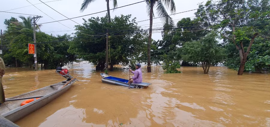 Nước ngập sâu các tuyến đường, người dân phải dùng thuyền để di chuyển.
