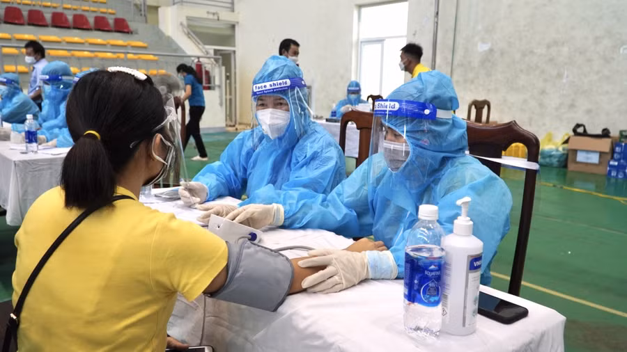 Các trường hợp tiêm vắc xin ngừa Covid-19 đều được khám sàng lọc, kiểm tra sức khỏe trước khi tiêm (Ảnh: N. H).