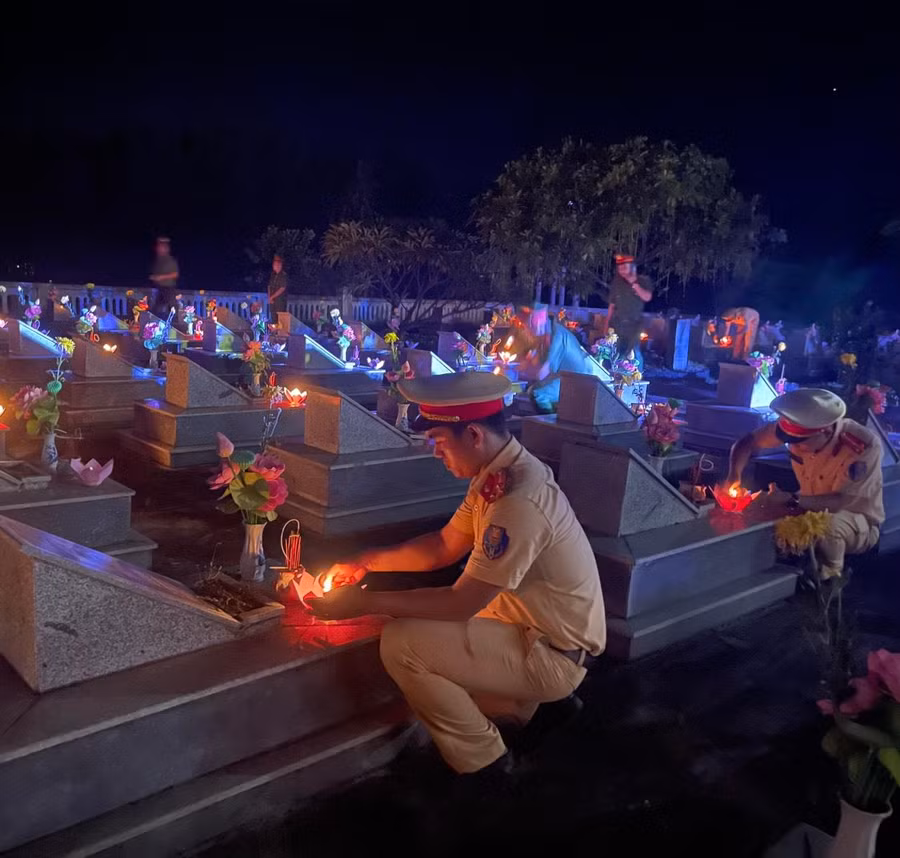 Thượng uý Hoàng Vương Anh trong hoạt động thắp nến tri ân các anh hùng, liệt sĩ.