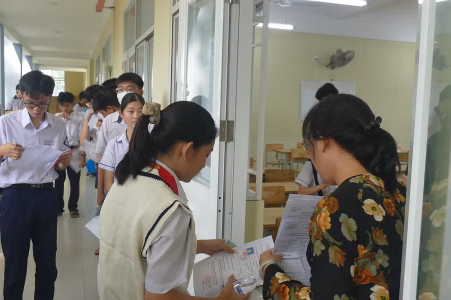 Thí sinh cần có mặt tại phòng thi đúng giờ quy định đối với từng buổi thi, mang theo phiếu báo danh có dán hình, giấy khai sinh (bản photo không cần công chứng) để đối chứng, thẻ học sinh (hay thẻ bảo hiểm y tế, thẻ căn cước công dân gắn chip). Thí sinh cần có mặt tại phòng thi đúng giờ quy định đối với từng buổi thi, mang theo phiếu báo danh có dán hình, giấy khai sinh (bản photo không cần công chứng) để đối chứng, thẻ học sinh (hay thẻ bảo hiểm y tế, thẻ căn cước công dân gắn chip).