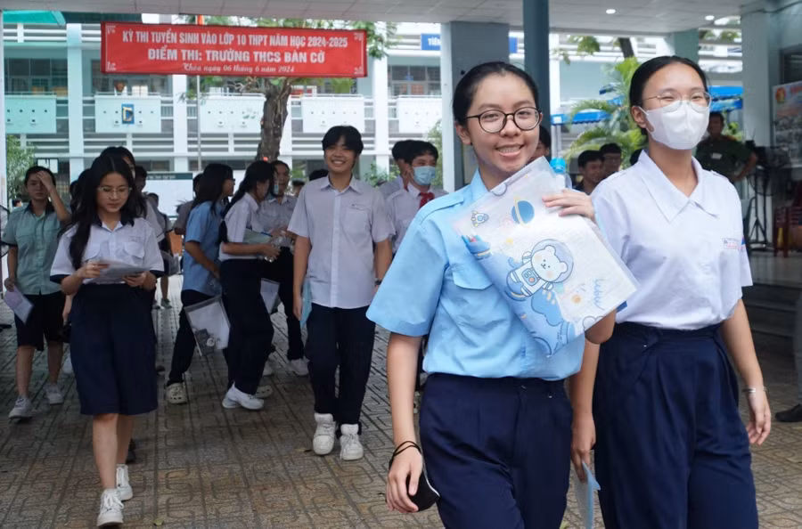 Hầu hết, các thí sinh tại điểm thi THCS Bàn Cờ (Quận 3) nhận định, đề thi tiếng Anh năm nay khá dễ, kiến thức ngữ pháp trong đề xoay quanh nội dung thầy cô đã dạy. Hầu hết, các thí sinh tại điểm thi THCS Bàn Cờ (Quận 3) nhận định, đề thi tiếng Anh năm nay khá dễ, kiến thức ngữ pháp trong đề xoay quanh nội dung thầy cô đã dạy.