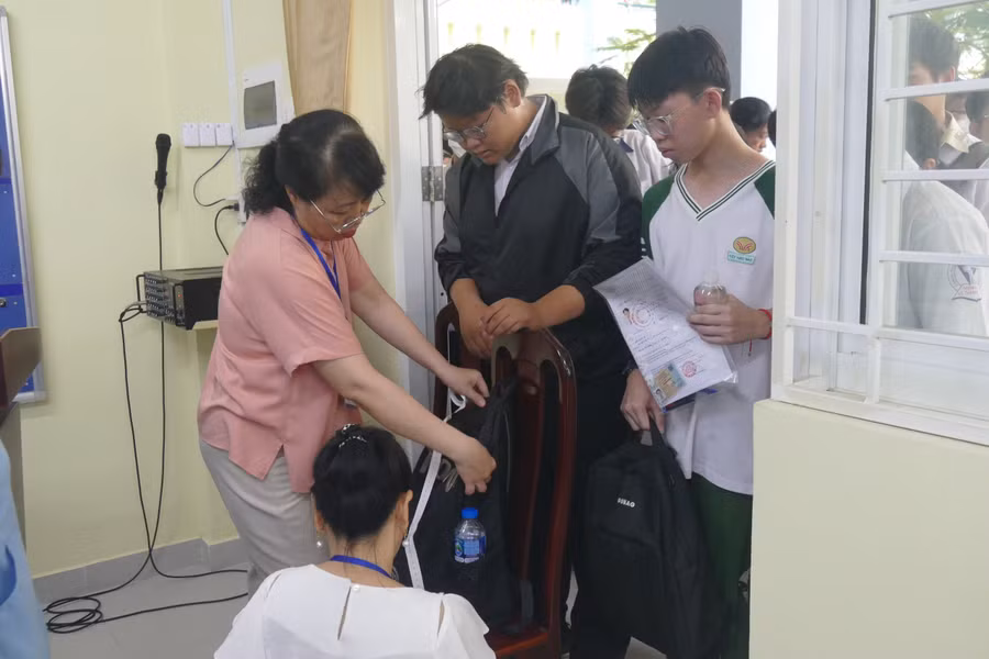 Ông Lê Hoài Nam, Phó Giám đốc Sở GD&ĐT TPHCM lưu ý, thí sinh tuyệt đối không mang điện thoại vào phòng thi. Điểm thi nào có thí sinh vi phạm mang điện thoại vào phòng thi, trưởng điểm thi sẽ phải chịu trách nhiệm. Ông Lê Hoài Nam, Phó Giám đốc Sở GD&ĐT TPHCM lưu ý, thí sinh tuyệt đối không mang điện thoại vào phòng thi. Điểm thi nào có thí sinh vi phạm mang điện thoại vào phòng thi, trưởng điểm thi sẽ phải chịu trách nhiệm.
