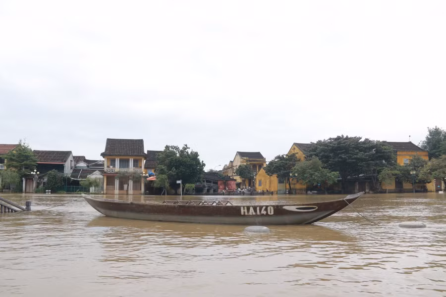 Nước dâng lên và bủa vây nhiều tuyến đường trong khu phố cổ như Nguyễn Thái Học, Lê Lợi, Nguyễn Phúc Chu, Nguyễn Thị Minh Khai. Đặc biệt, ngập sâu nhất là đường Bạch Đằng (có đoạn từ 1-1,5m).
