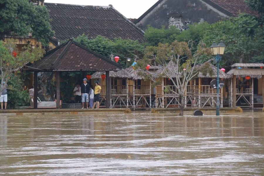 Mọi hoạt động của người dân tại khu phố cổ đều bị ảnh hưởng bởi dòng lũ.