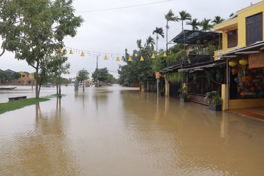 Suốt một thời gian dài không thể kinh doanh vì dịch Covid-19, việc chạy lũ càng khiến các hộ kinh doanh lo lắng.