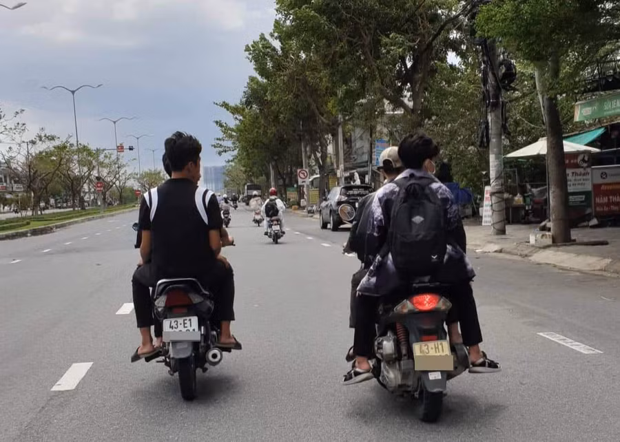 Hai học sinh chưa đủ tuổi điều khiển xe máy trên 50cc và không đội mũ bảo hiểm.