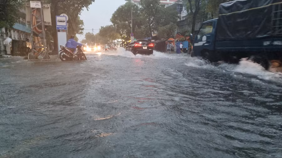 Lượng mưa lớn khiến nước không thoát kịp gây ra ngập ở các tuyến đường.