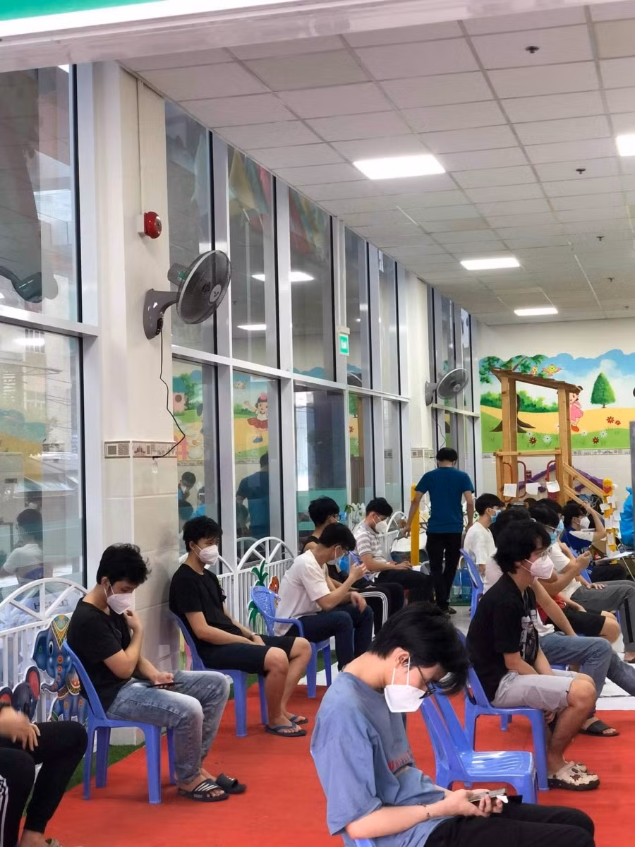 Sinh viên thực hiện đảm bảo giãn cách khi đến điểm tiêm vắc xin phòng Covid-19