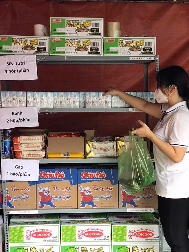 Gian hàng 0 đồng do Phòng Công tác sinh viên, Đoàn Thanh niên và Hội Thầy thuốc của ĐH Y Dược TP.HCM triển khai nhằm giúp cho sinh viên, giảng viên, viên chức nhà trường gặp khó khăn do dịch Covid-19. (Ảnh: NTCC).