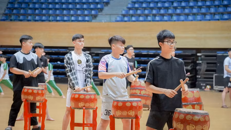 Chương trình với sự tham dự của ca sĩ Thy Thy, Hồng Minh,... cùng Vũ đoàn Trưng Vương và gần 500 diễn viên, vận động viên, học sinh... trên địa bàn thành phố.