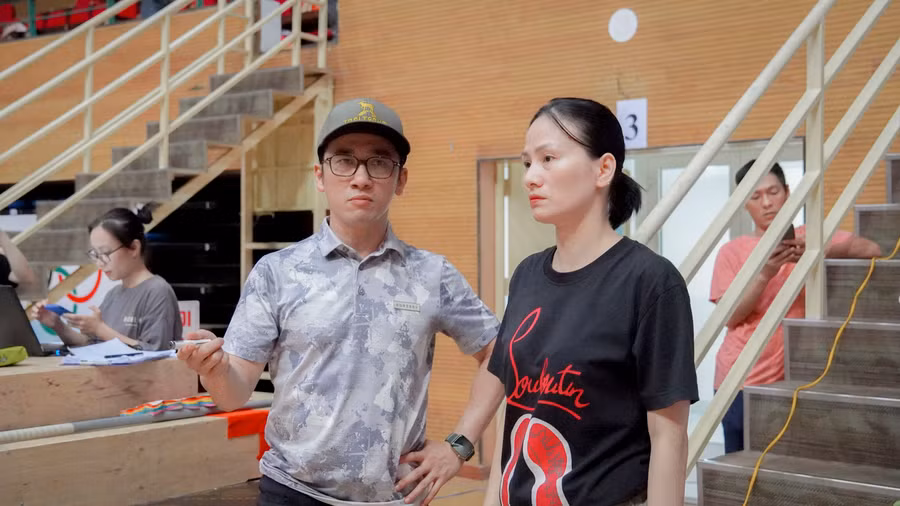 Nghệ sĩ ưu tú Quang Hào (đội mũ) – Giám đốc Nhà hát Trưng Vương (Đà Nẵng) trực tiếp chỉ đạo tại những buổi tập luyện.