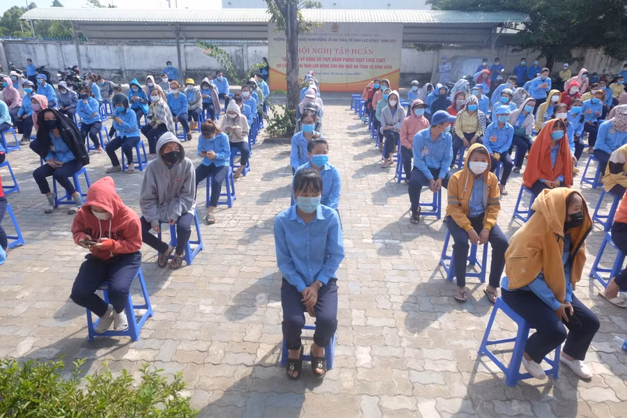 Ngồi giãn cách đợi đến lượt vào lấy mẫu xét nghiệm.