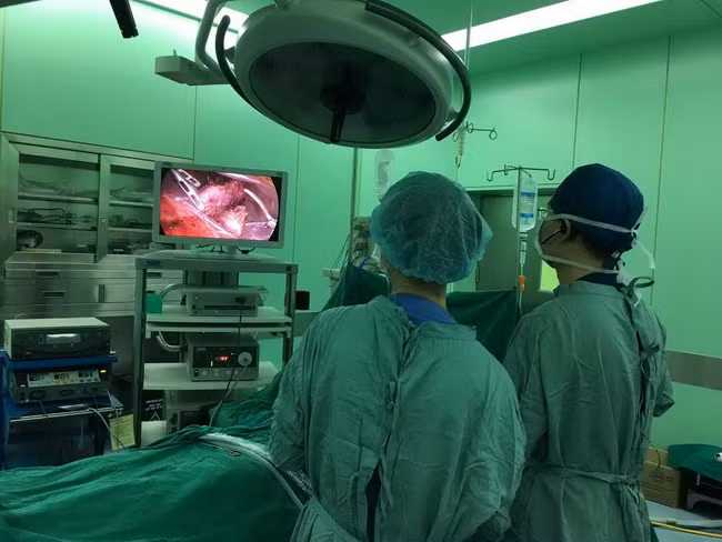 Các bác sĩ đang phẫu thuật cho bệnh nhân.