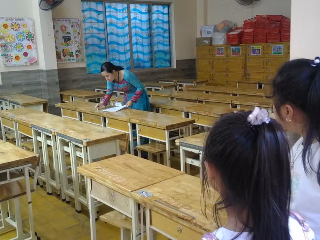 Giám thị ghi số báo danh để chuẩn bị cho các thí sinh bước vào phòng thi. Giám thị ghi số báo danh để chuẩn bị cho các thí sinh bước vào phòng thi.