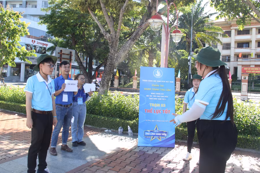 Các thủ lĩnh Sinh viên tham gia các phần thi. Các thủ lĩnh Sinh viên tham gia các phần thi.