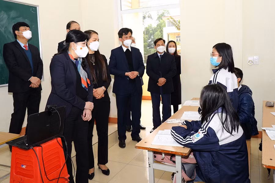 Bí thư Tỉnh ủy Thái Nguyên Nguyễn Thanh Hải kiểm tra công tác dạy học, động viên thầy và trò trường THCS Thị trấn Trại Cau (Đồng Hỷ, Thái Nguyên)
