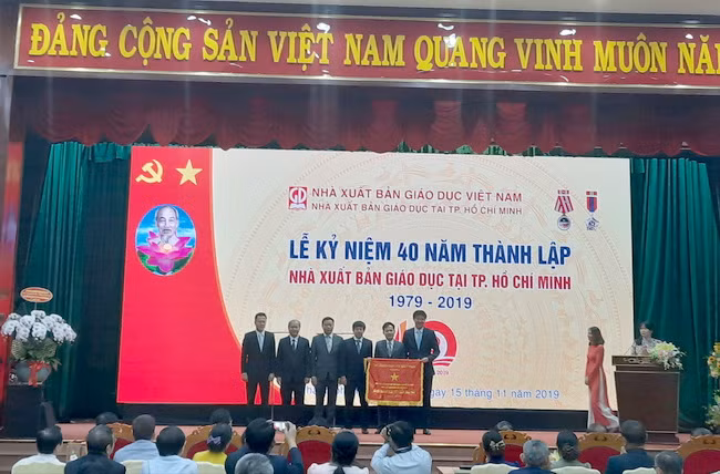 NXBGD tại TPHCM vinh dự nhận được Cờ thi đua do Bộ GD&ĐT trao tặng. NXBGD tại TPHCM vinh dự nhận được Cờ thi đua do Bộ GD&ĐT trao tặng.