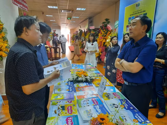 Các đại biểu tham quan gian hàng trưng bày SGK mới Các đại biểu tham quan gian hàng trưng bày SGK mới
