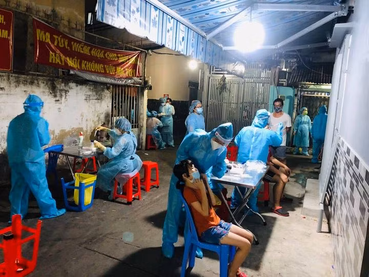 Lực lượng y tế TPHCM truy vết lấy mẫu xét nghiệm các trường hợp liên quan đến ca nhiễm Covid-19 để phòng dịch (Ảnh: HCDC)