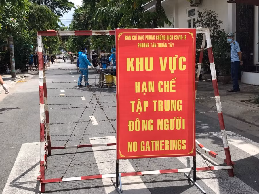 Lực lượng chức năng TP Hồ Chí Minh phong tỏa khu vực có ca nghi nhiễm Covid-19 để phòng dịch. (Ảnh: HCDC).
