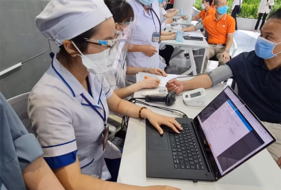 Quản lý dữ liệu tiêm vắc xin.