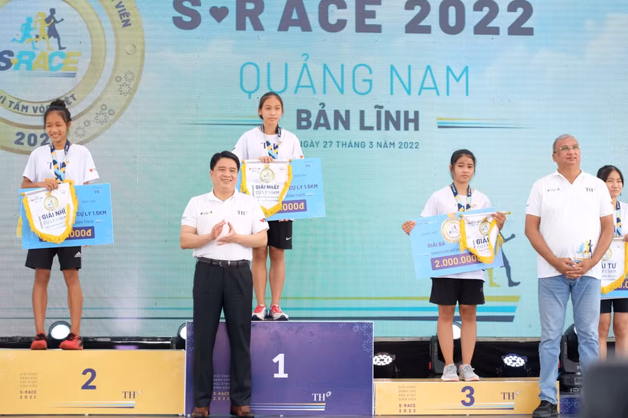 Ban tổ chức trao giải Nhất, Nhì, Ba cho các em học sinh phần thi nữ 1,5 km cấp THCS.