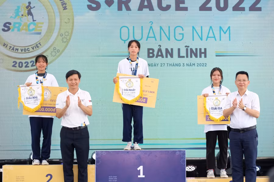 Trao giải Nhất, Nhì, Ba cho phần thi nữ THPT phần thi 1,5km.
