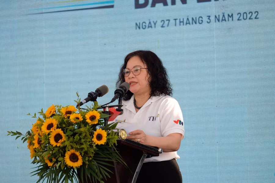 Thứ trưởng Bộ GD&amp;ĐT Ngô Thị Minh phát biểu tại buổi khai mạc Giải chạy S-Race 2022 ở Quảng Nam.